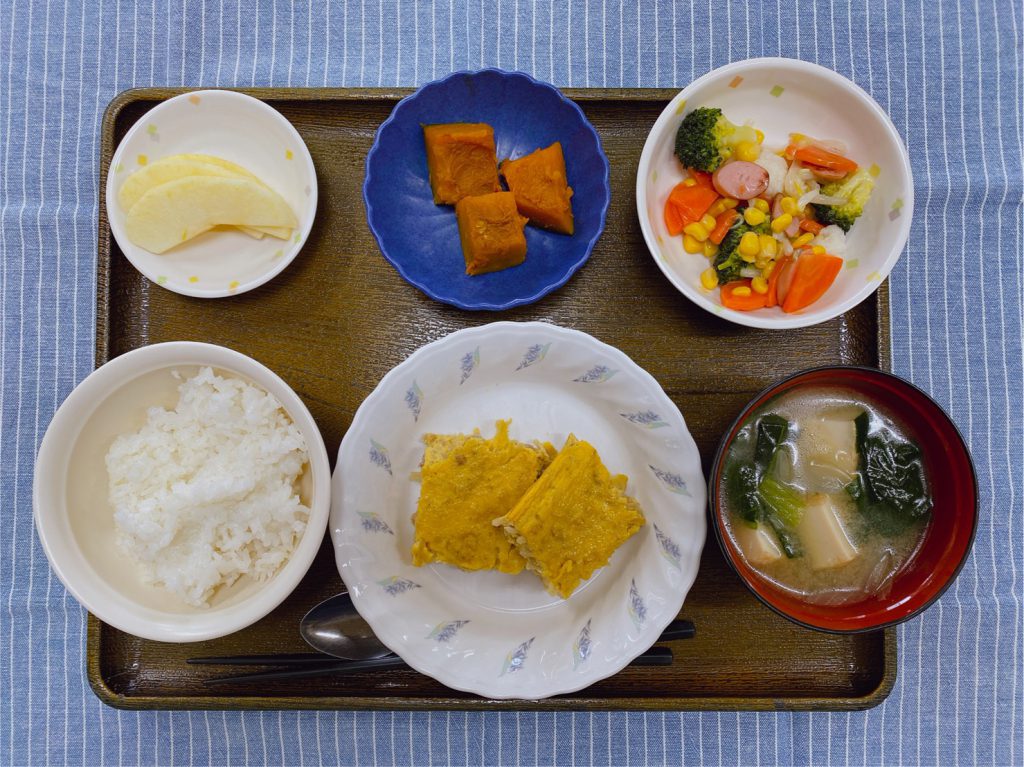 きのうのお昼ごはんは、挽肉と切り干し大根の卵焼き　カラフルサラダ　かぼちゃ煮　みそ汁　果物でした。