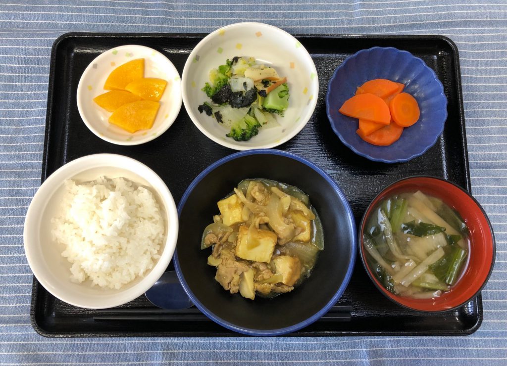 きょうのお昼ごはんは、厚揚げの和風カレー煮　白菜のじゃこのり和え　ﾚﾓﾝﾊﾞﾀｰ人参 みそ汁　果物でした。