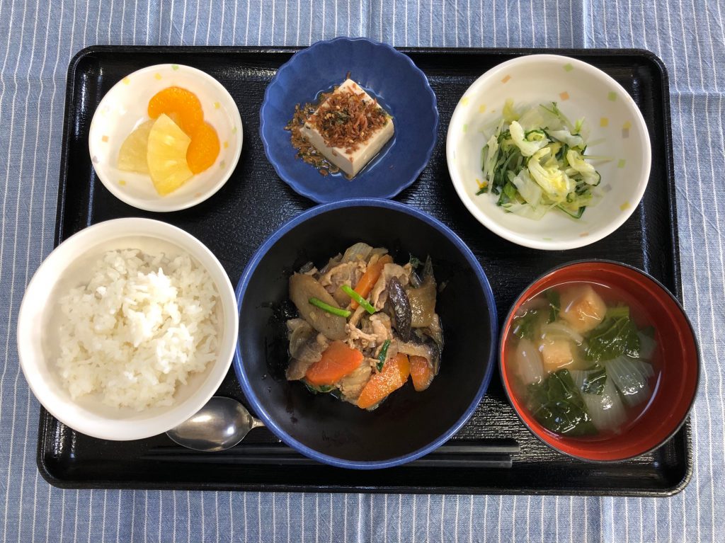 きょうのお昼ごはんは、豚肉と根菜の炒め煮・ゆず浸し・煮奴・味噌汁・くだものでした。