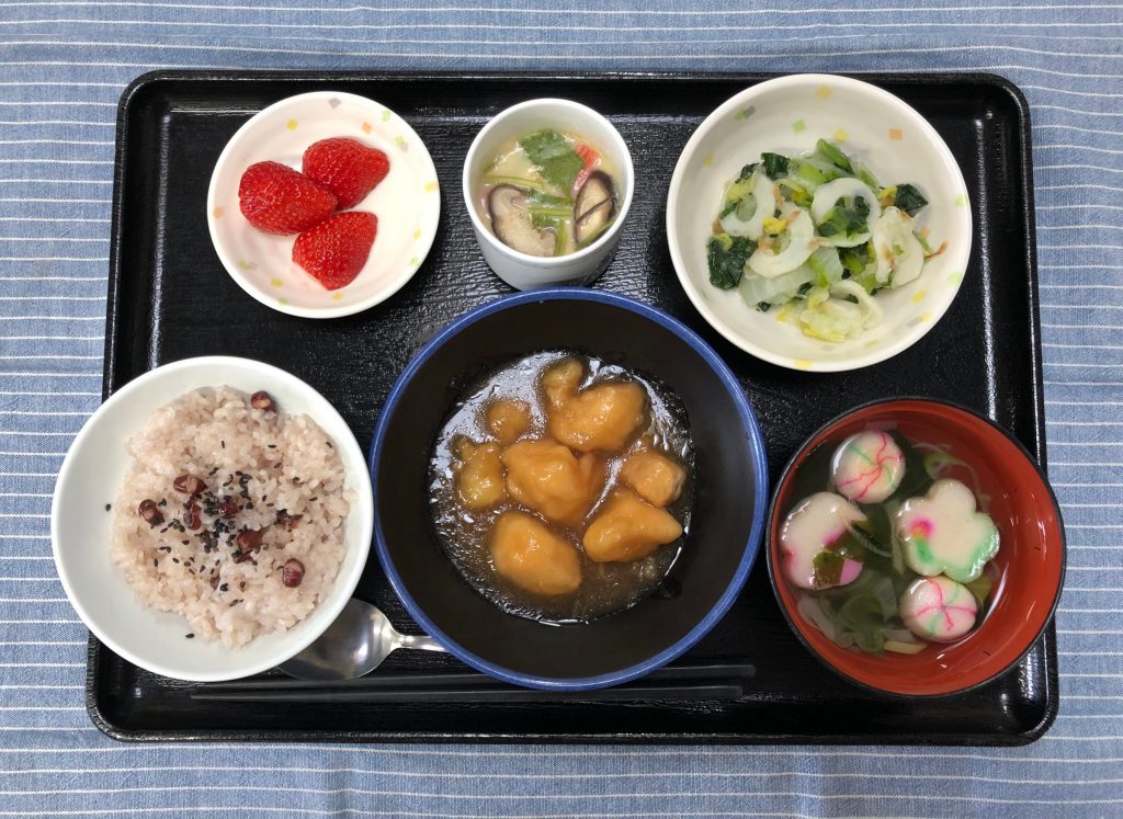きょうのお昼ごんは、成人祝いお赤飯　鶏の揚げ煮　茶碗蒸し　おろし和え　お吸い物　果物	でした。
