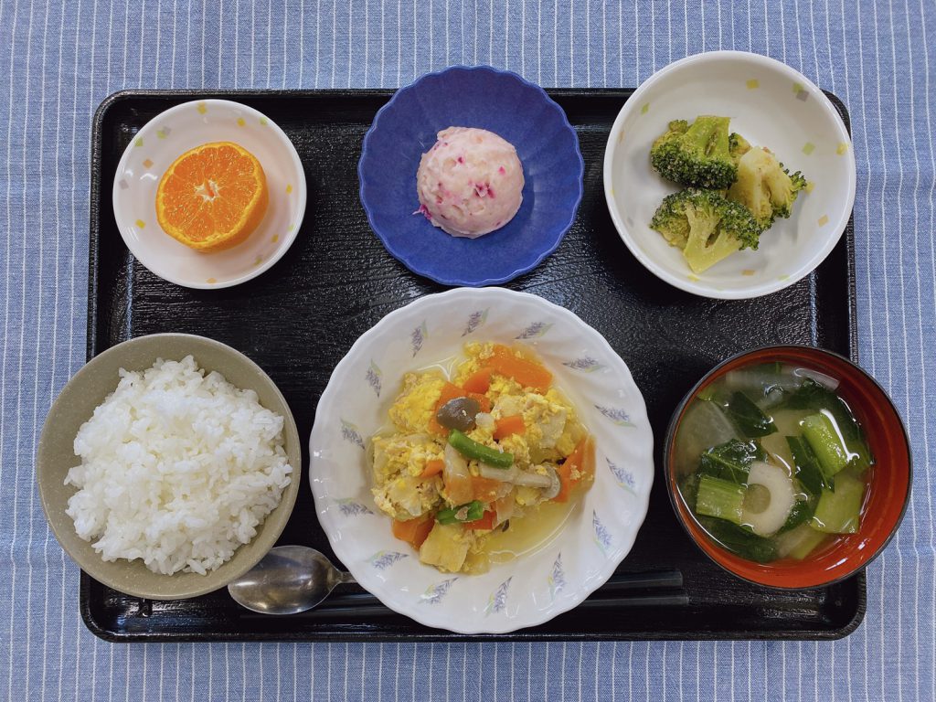 今日のお昼ごはんは、ツナと高野豆腐の卵とじ・ごま和え・しば漬けポテト・みそ汁・くだものでした。