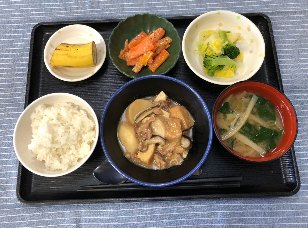 　　きょうのお昼ごはんは、里芋と厚揚げのこっくり煮　ゆず浸し　人参の粒ﾏｽﾀｰﾄﾞ　みそ汁　果物でした。