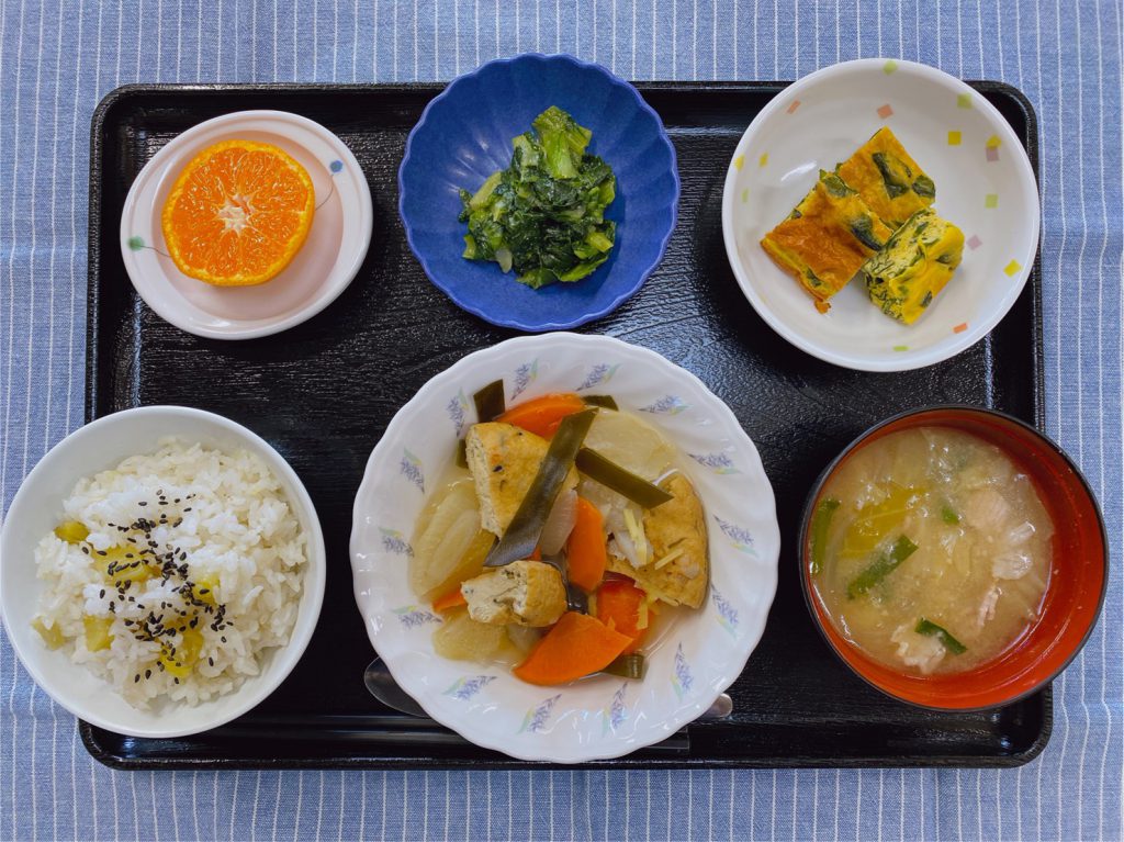 　きょうのお昼ごはんは、がんもと根菜の含め煮　わかめの卵焼き　水菜の酢みそがけ　豚汁　果物でした。