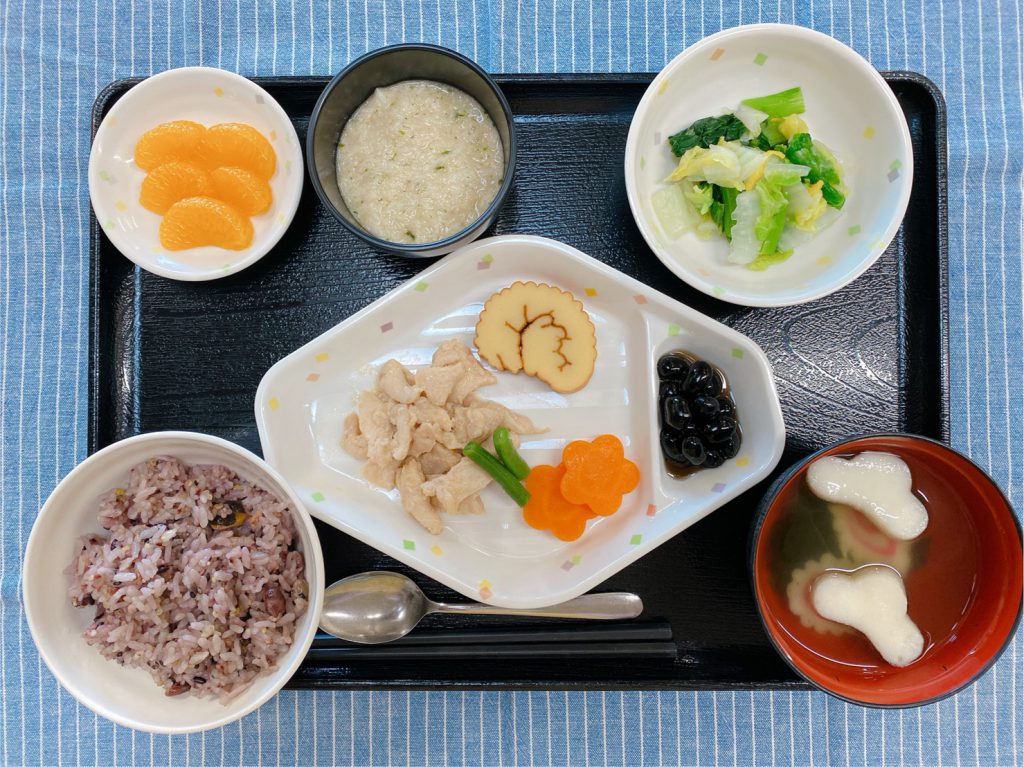 きょうのお昼ごはんは、十穀米・鶏肉のみそ漬け蒸し・おとろ・ゆず浸し・祝い鉢・お吸い物・くだものでした。