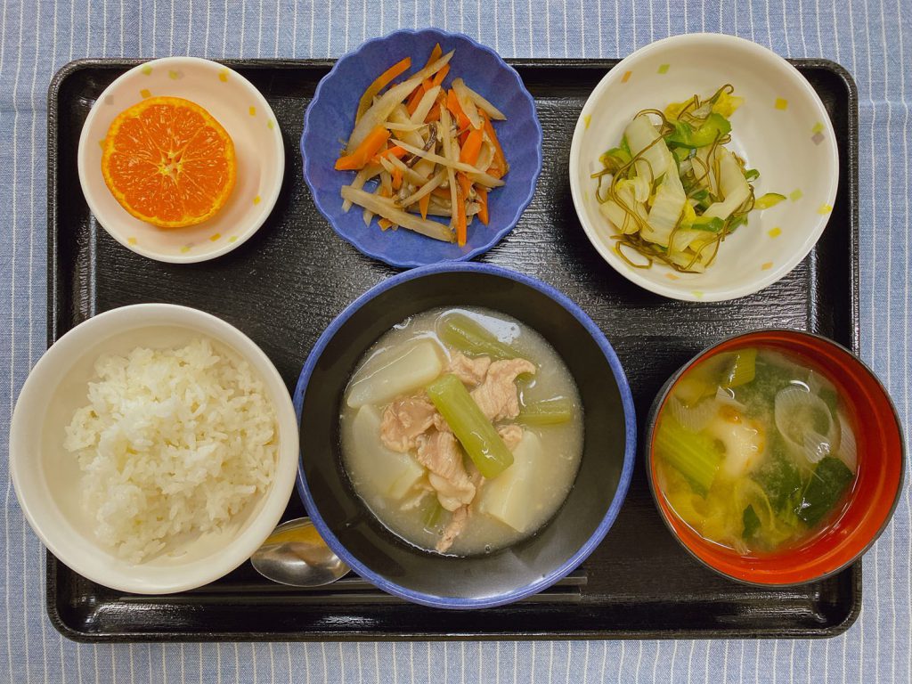 きょうのお昼ごはんは、かぶと豚肉の治部煮風・きんぴら・子持ちめかぶ会え・味噌汁・くだものでした。