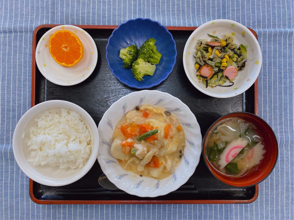 きょうのお昼ごはんは、鶏肉と里芋のシチュー・サラダ・生姜和え・味噌汁・果物でした。