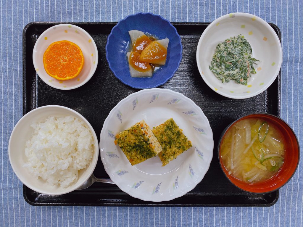 今日のお昼ごはんは、松風焼き・白和え・ふろふき大根・みそ汁・くだものでした。