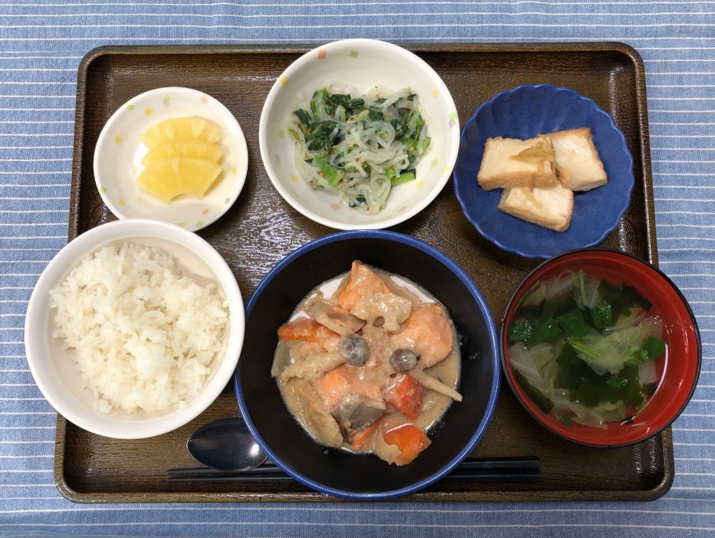 きょうのお昼ごはんは、鮭と根菜の酒粕煮・小松菜と春雨のからし和え・含め煮・みそ汁・果物でした。