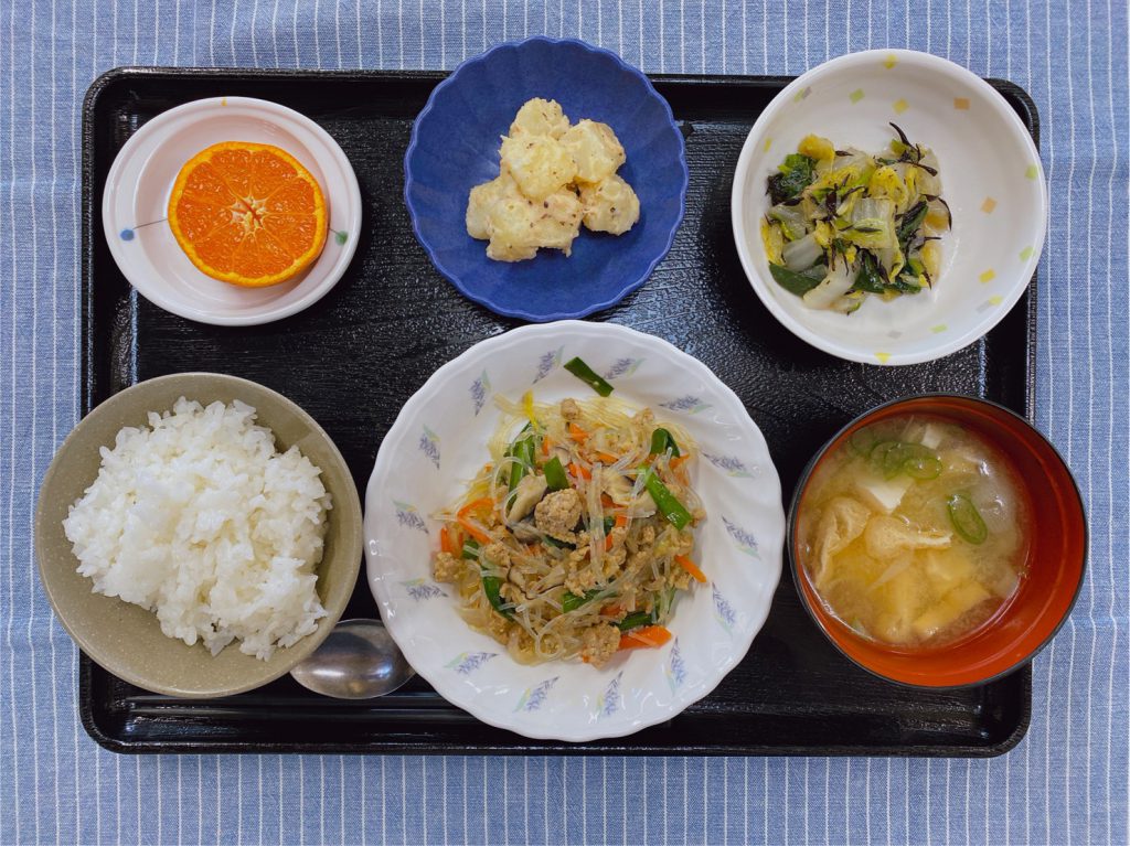 きょうのお昼ごはんは、挽肉と春雨の中華炒め・和え物・梅じゃが・みそ汁・くだものでした。