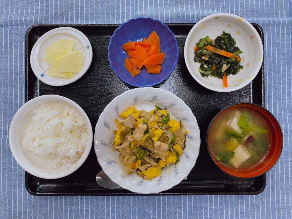 きょうのお昼ごはんは、鶏肉のザーサイ卵炒め・わかめサラダ・人参の薄甘煮・みそ汁・くだものでした。