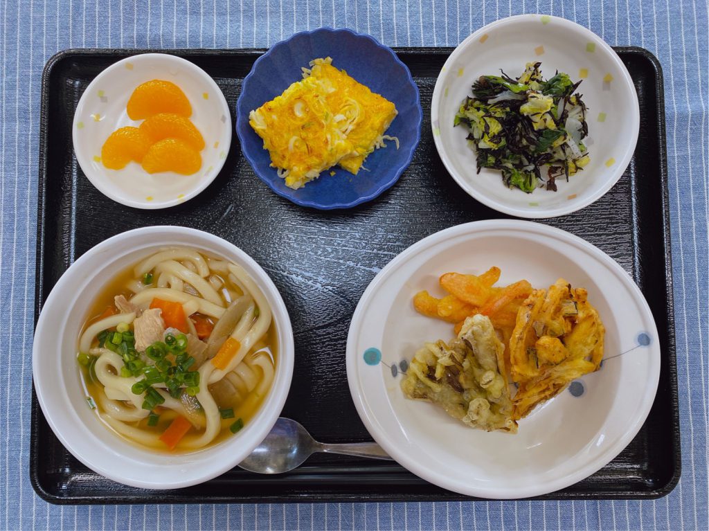 きょうのお昼ごはんは、煮込みうどん・天ぷら・煮奴・ひじきの酢の物・みそ汁・くだものでした。