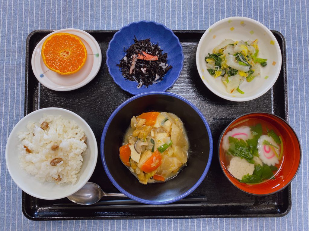 きょうのお昼ごはんは、大豆ご飯　けんちん煮　青菜の旨味和え　ひじきの酢の物　つみれ汁　果物でした。