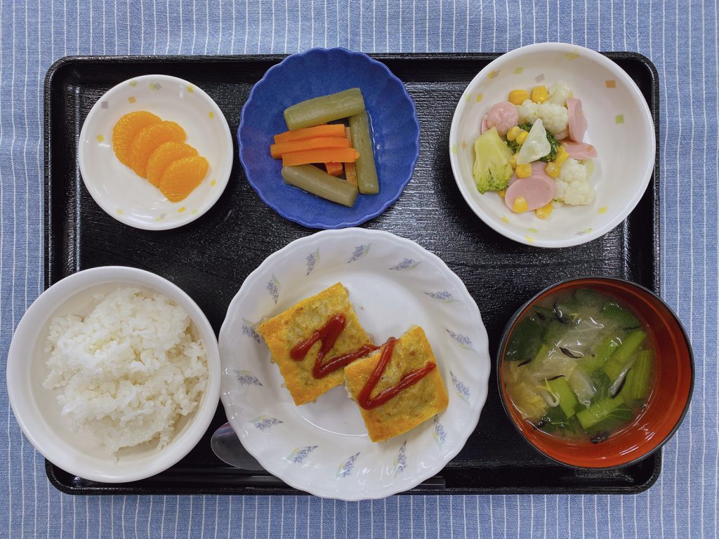 きょうのお昼ごはんは、挽肉とじゃが芋のピカタ・花野菜サラダ・含め煮・みそ汁・くだものでした。