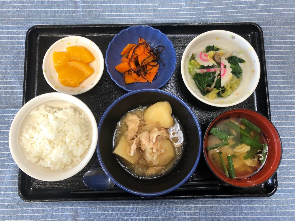 きょうのお昼ごはんは、鶏肉とじゃが芋のみそ煮込み・煮浸し・塩昆布和え・みそ汁・くだものでした。