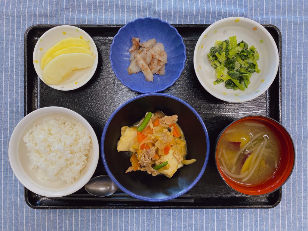 きょうのお昼ごはんは、鶏肉と厚揚げのみそ炒め・お浸し・ごぼうの梅あえ・みそ汁・くだものでした。