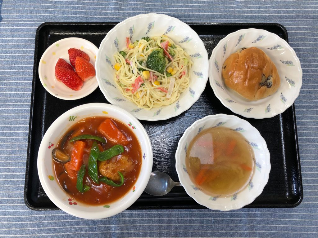 きのうのお昼ごはんは、ﾚｰｽﾞﾝﾛｰﾙ　煮込みハンバーグ　スパゲティサラダ　ｽｰﾌﾟ　果物でした。