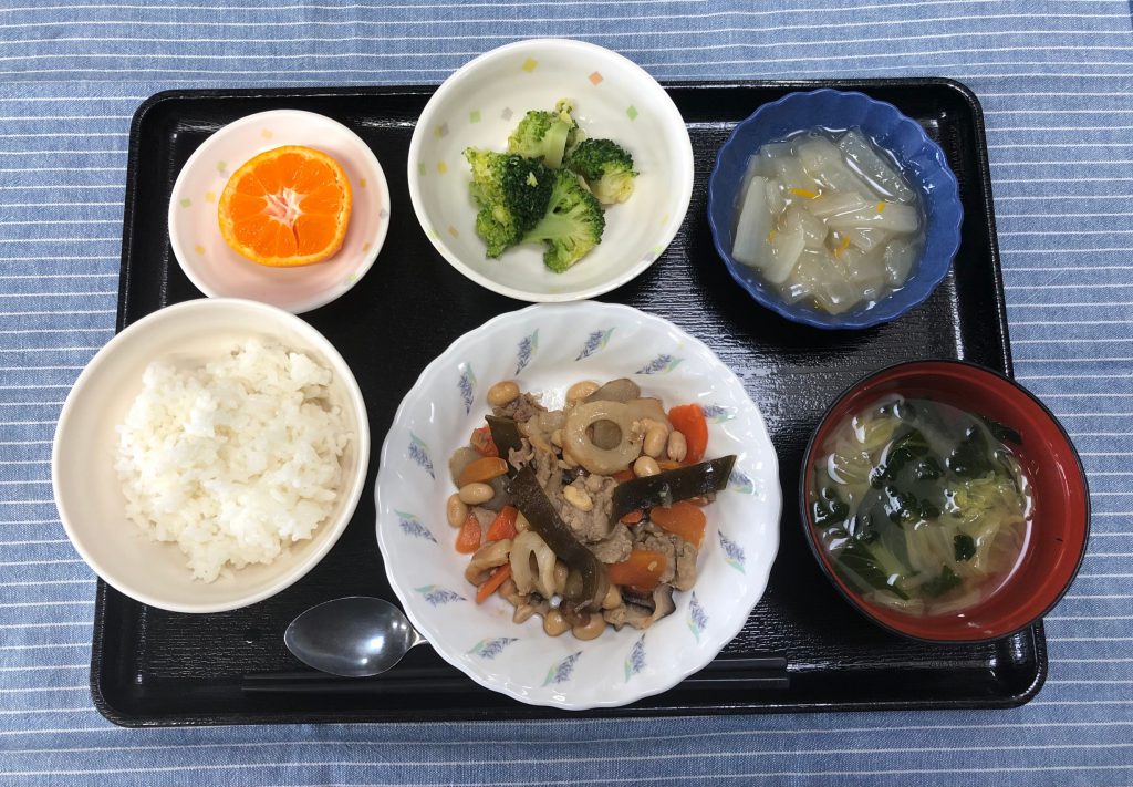 きょうのお昼ごはんは、大豆五目煮・生姜和え・ゆず大根・みそ汁・くだものでした。