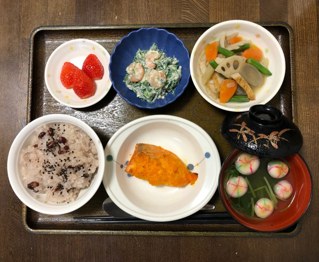 きょうのお昼ごはんは、お赤飯　焼き魚　えびと春菊の白和え　煮物　お吸い物　果物でした。