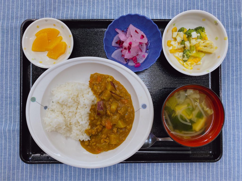 きょうのお昼ごはんは、ゆで卵サラダ・しば漬け大根・スープ・くだものでした。