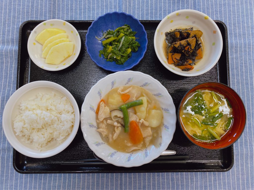 きょうのお昼ごはんは、吉野煮・ひじき炒め・かき菜のからし和え・みそ汁・くだものでした。