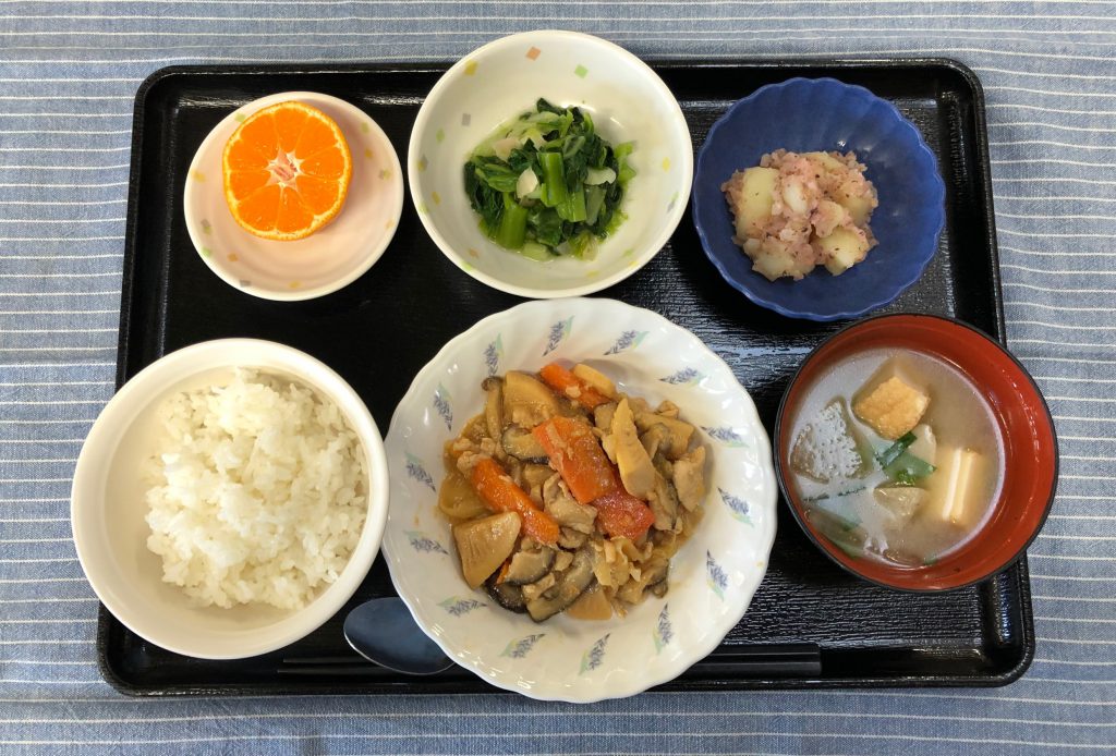きょうのお昼ごはんは、鶏肉のみそ炒め・生姜和え・梅じゃが・みそ汁・くだものでした。