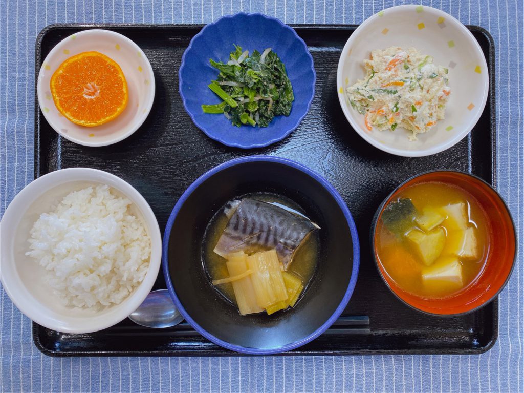 きょうのお昼ごはんは、煮魚・おからサラダ・ごま和え・みそ汁・くだものでした。