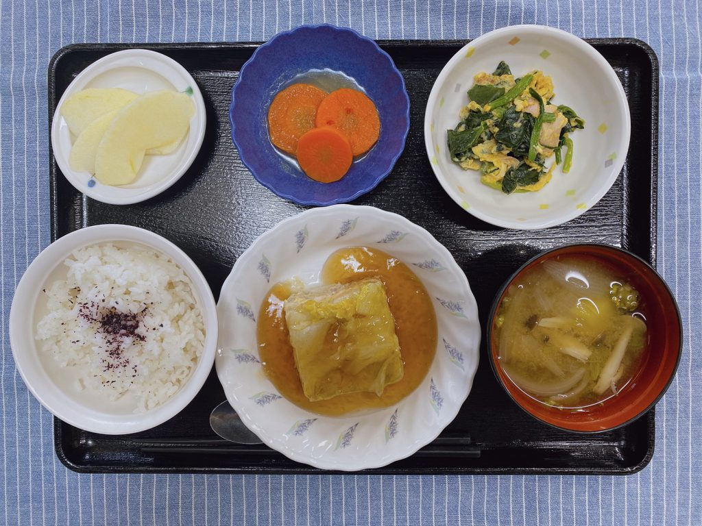 きょうのお昼ごはんは、挽肉と白菜の重ね蒸し・卵炒め・レモンバター人参・みそ汁・くだものでした。