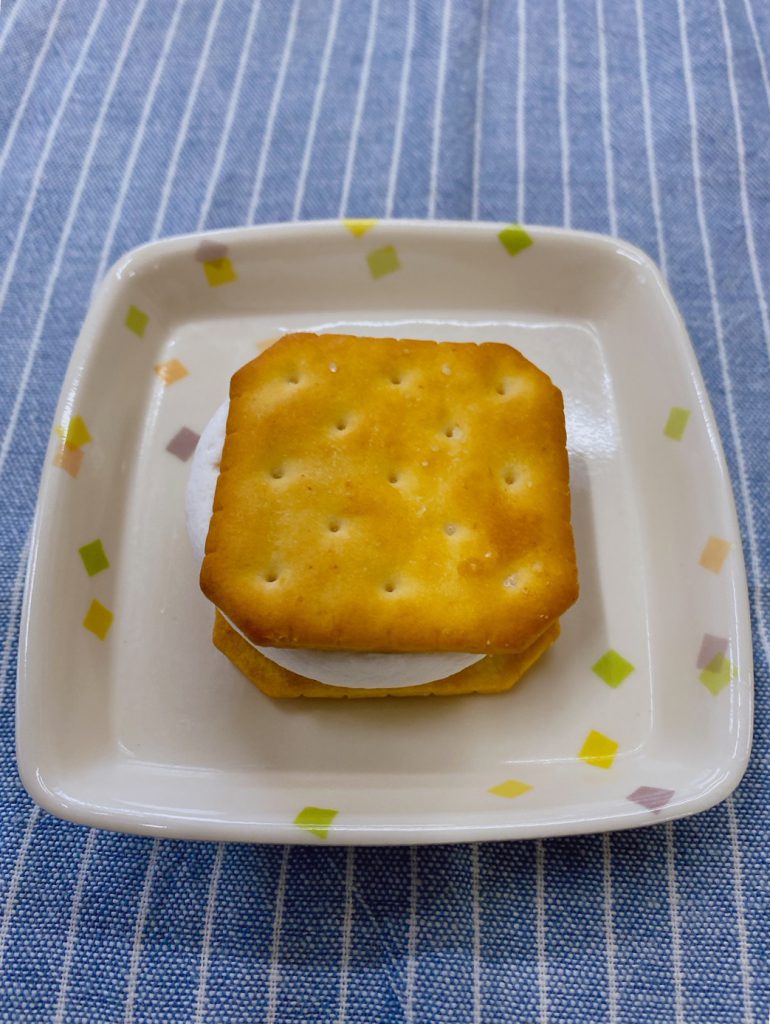 きょうのおやつは、チョコマシュマロサンドでした。