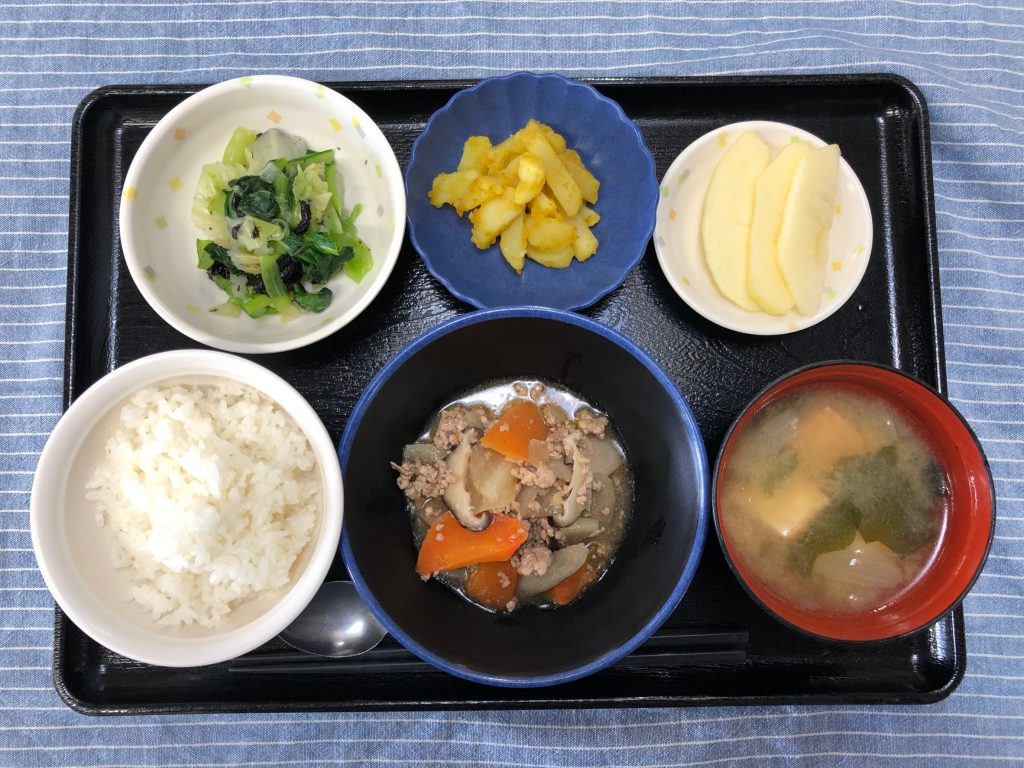 きのうのお昼ごはんは、根菜のそぼろ煮・焼きのり和え・カレーポテト・みそ汁・くだものでした。