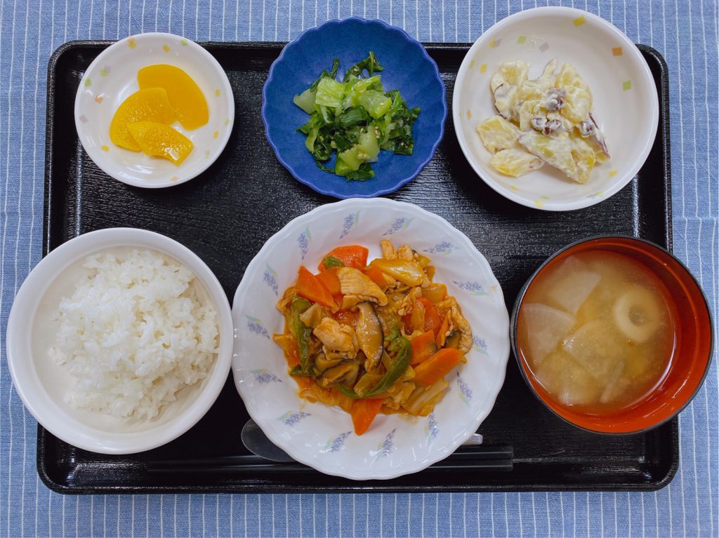 きょうのお昼ごはんは、鶏肉のケチャップ炒め・甘酸っぱいおさつサラダ・浅漬・みそ汁・くだものでした。