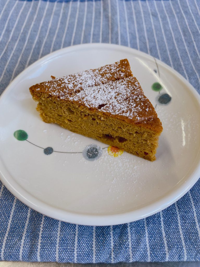 きょうのおやつは、豆腐ときなこのシフォンケーキでした。