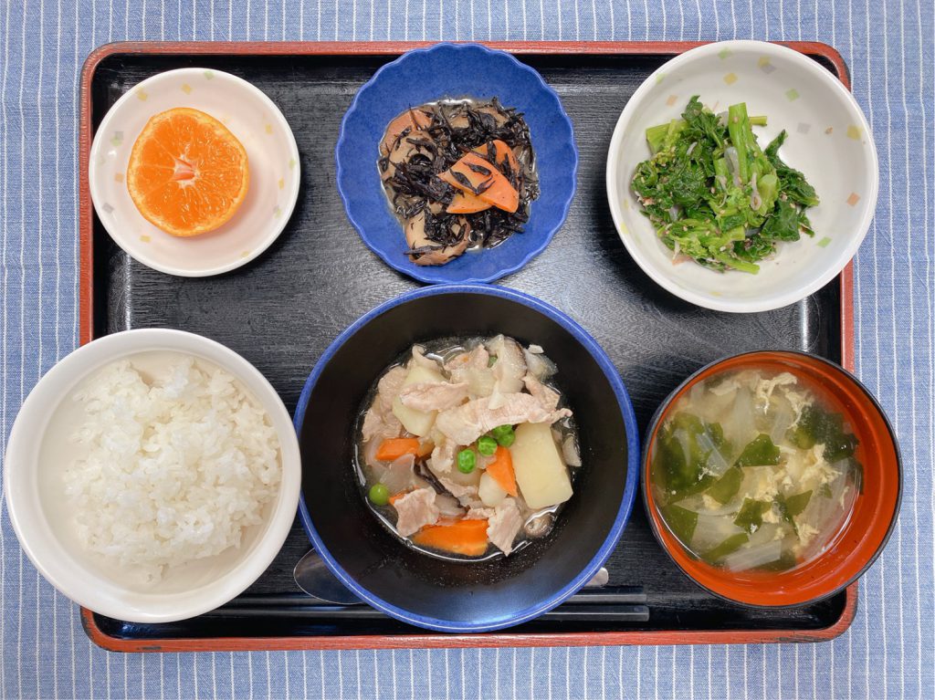 きょうのお昼ごはんは、肉じゃが・青菜の旨味和え・ひじき煮・みそ汁・くだものでした。