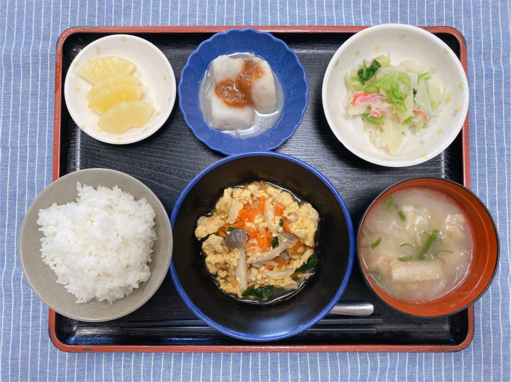 きょうのお昼ごはんは、鶏肉と人参の卵とじ・おろし和え・里芋の味噌だれ・みそ汁・くだものでした。