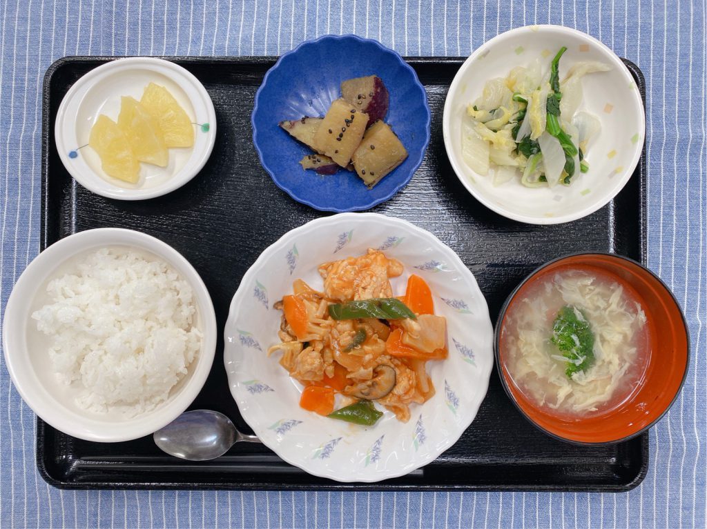 きょうのお昼ごはんは、酢鶏・白菜の中華風おひたし・大学芋煮・スープ・くだものでした。