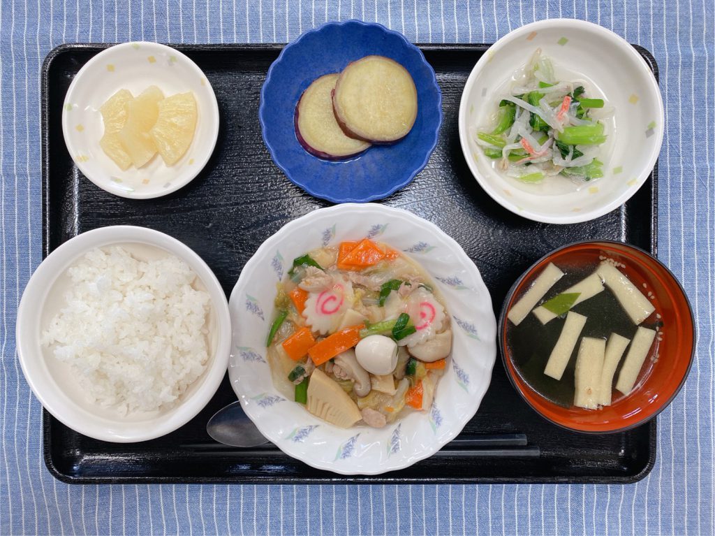 きのうのお昼ごはんは、八宝菜・おろし和え・おさつの甘辛煮・みそ汁・果物でした。