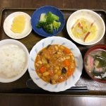 きょうのお昼ごはんは、ポークビーンズ・りんごと白菜のサラダ・花野菜・みそ汁・くだものでした。