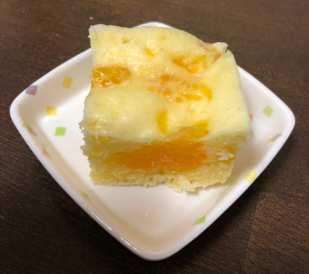 きょうのおやつは、みかんの蒸しパンケーキでした。