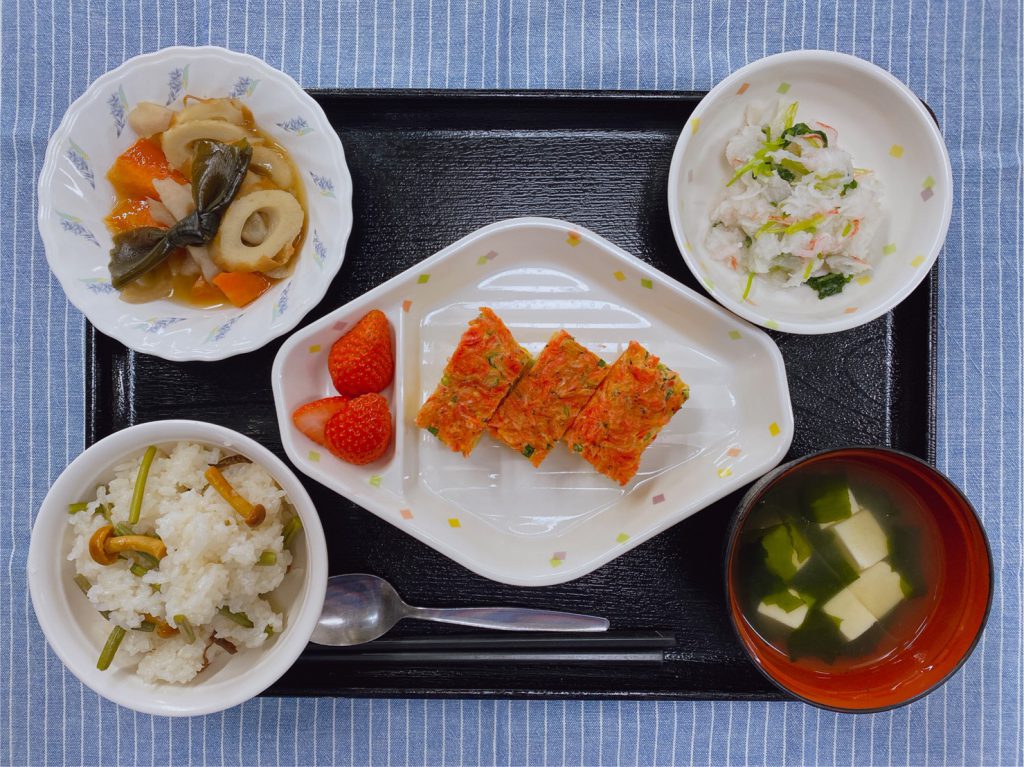 きょうのお昼ごはんは、山菜おこわ・桜えびの卵焼き・五目煮・みぞれ和え・お吸い物・くだものでした。