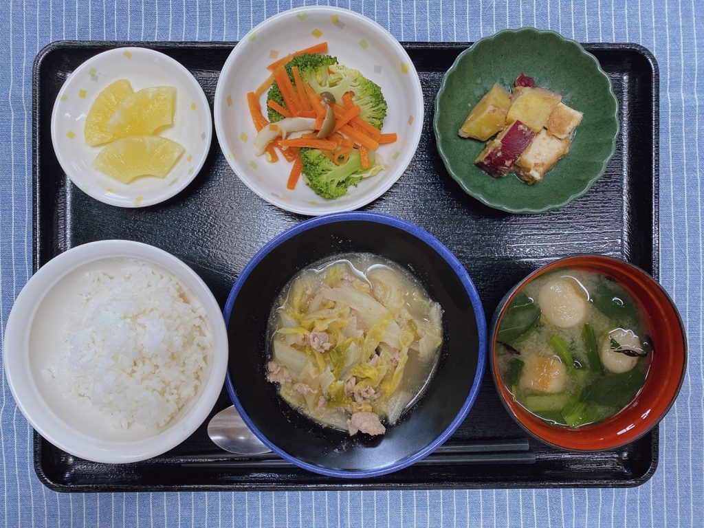 きょうのおひるごはんは、豚肉と白菜のごま煮　三色ナムル　含め煮　みそ汁　果物　でした。