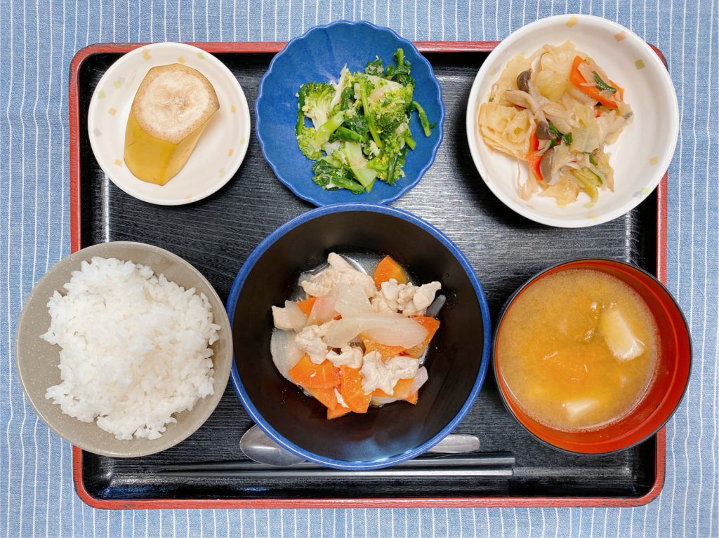 　きょうのお昼ごはんは、鶏肉のレモン蒸し　コンソメソテｰ　ブロッコリーの生姜和え　みそ汁　果物でした。