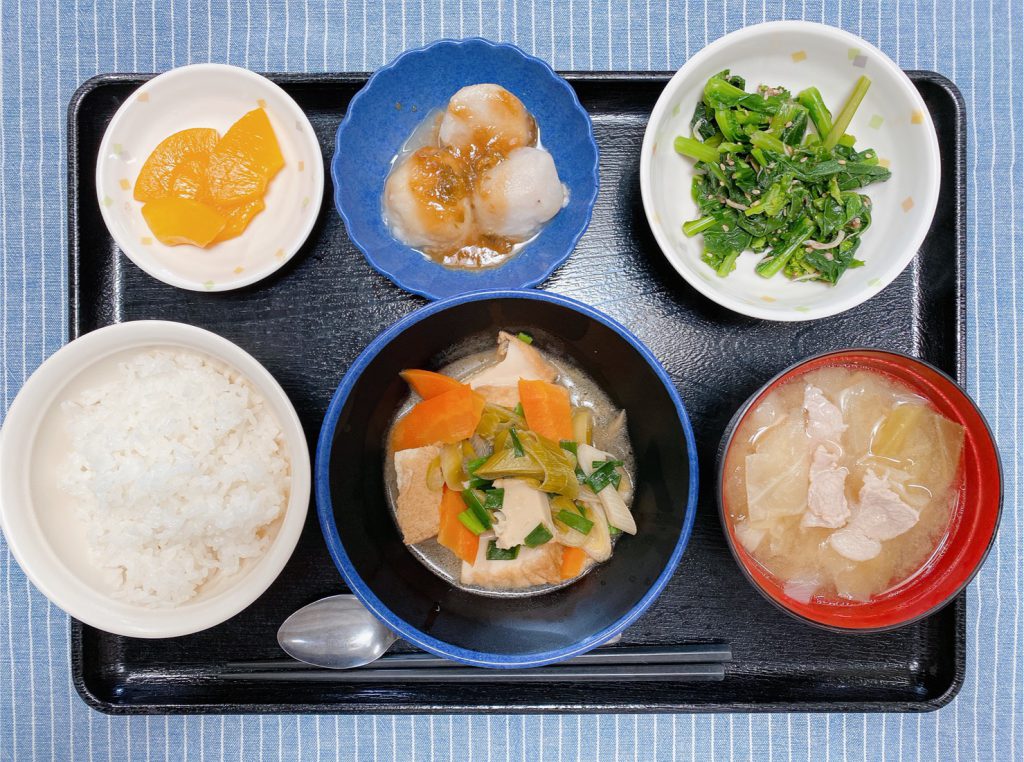 きょうのお昼ごはんは、けんちん煮　青菜の旨味和え　里芋のみそだれ　豚汁　果物でした。