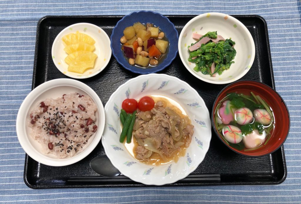 きょうのお昼ごはんは、　卒園祝いお赤飯　豚肉のはちみつ生姜焼き　菜花のﾖ-ｸﾞﾙﾄ和え ｺﾛｺﾛ煮　お吸い物　果物でした。