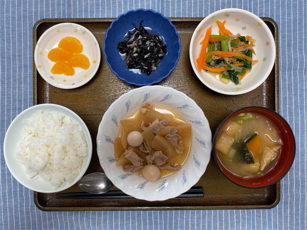 きょうのお昼ごはんは、豚肉と大根のこってり煮　和え物　ひじきの酢の物　みそ汁　果物　でした。