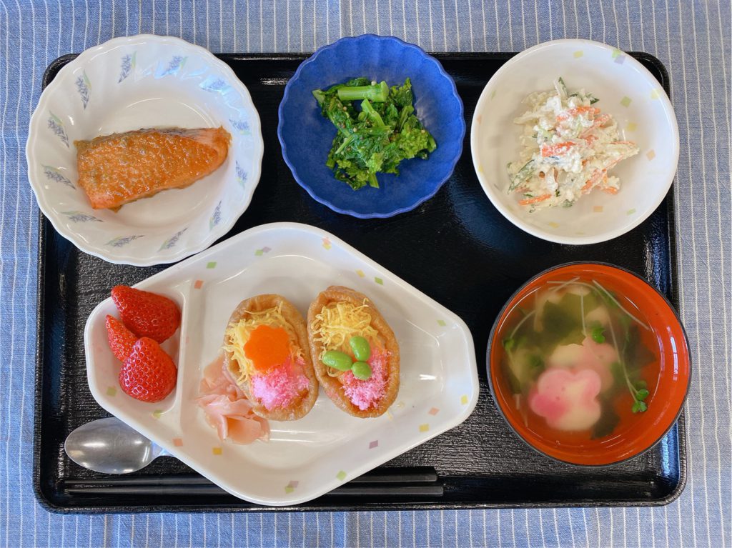 きょうのお昼ごはんは、いなりずし・鮭のふきみそ焼き・おからサラダ・菜花の粒マスタード・お吸い物・くだものでした。