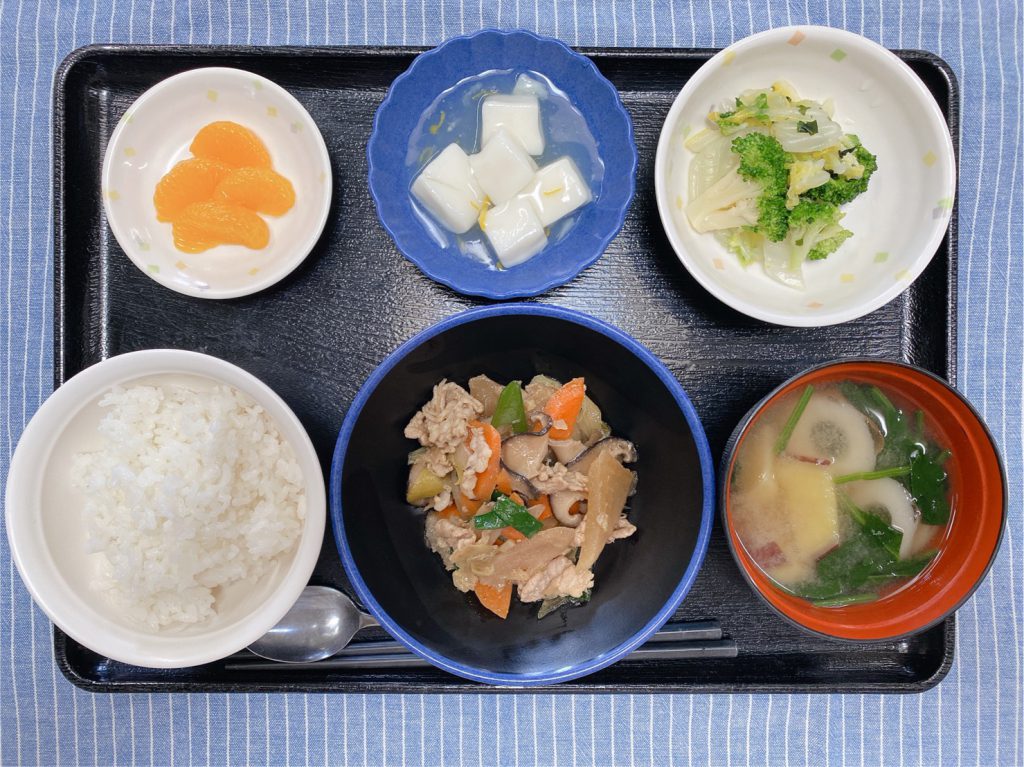 きょうのお昼ごはんは、豚肉と野菜の炒め煮・和え物・はんぺんのゆずあん・みそ汁・くだものでした。