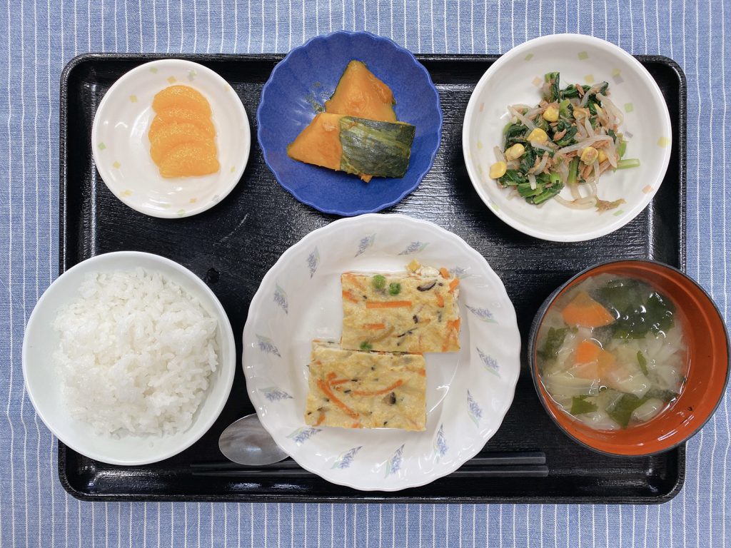 きのうのお昼ごはんは、擬制豆腐・かつお和え・かぼちゃ煮・みそ汁・くだものでした。