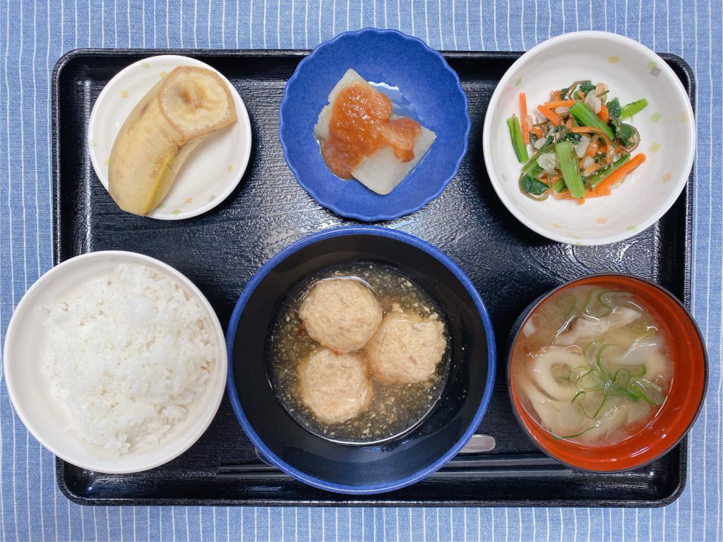 きょうのお昼ごはんは、おからともやしのつくね煮・和え物・ふろふき大根・みそ汁・くだものでした。