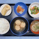 きょうのお昼ごはんは、おからともやしのつくね煮・和え物・ふろふき大根・みそ汁・くだものでした。