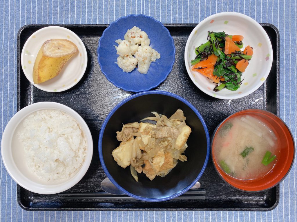 きょうのお昼ごはんは、厚揚げの和風カレー煮・和え物・カリフラワーのはちみつマリネ・みそ汁・くだものでした。