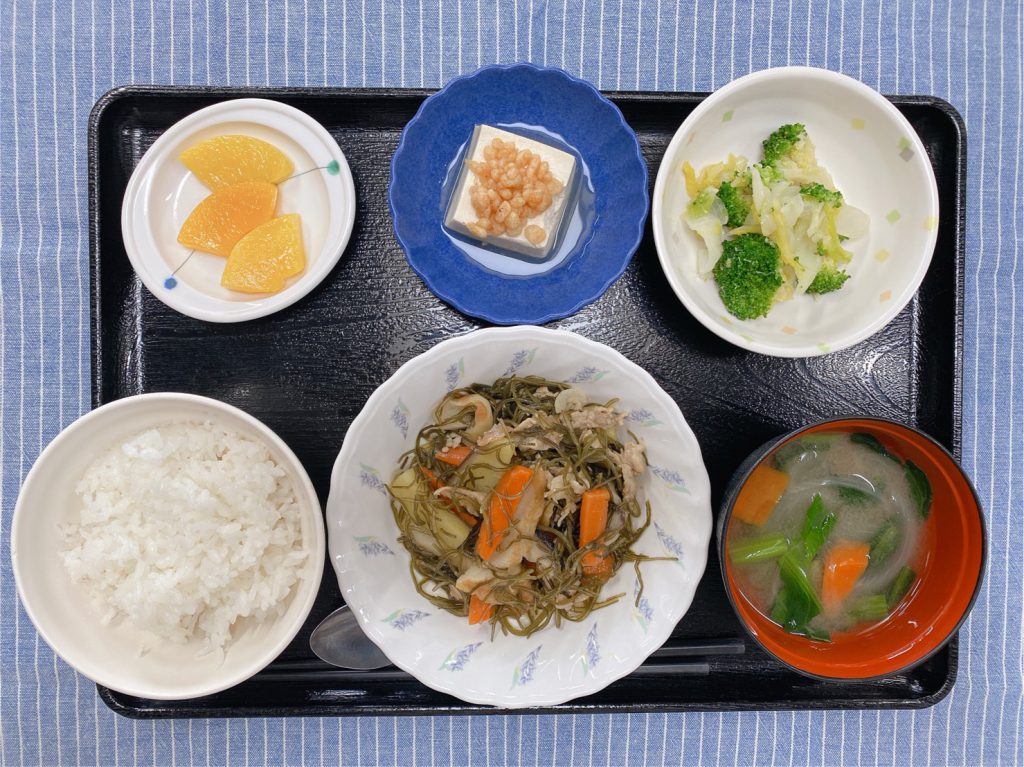 今日のお昼ごはんは、豚肉と切り昆布の炒め物・和え物・煮奴・みそ汁・くだものでした。